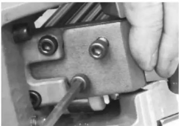 POWERNAIL 50P FLEX - Clearing a jam with the new Revision 2 Foot. - 4