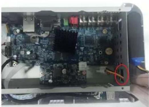 Dahua Technology XVR4216/32AN-X - Installing Battery - 2