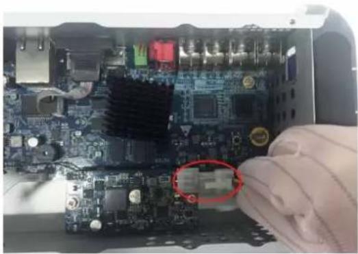 Dahua Technology XVR4216/32AN-X - Installing Battery - 3