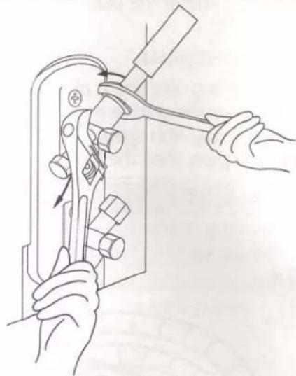 Daizuki DX24X426H-19 - USE SPANNER TO GRIP MAIN BODY OF VALVE - 1