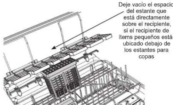 Deje vacío el espacio del estante que está directamente sobre el recipiente, si el recipiente de ítems pequeños está ubicado debajo de los estantes para copas