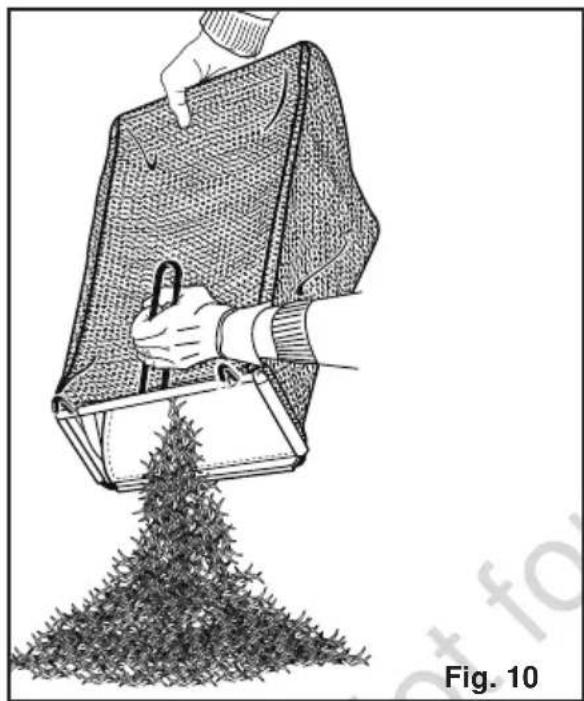 Victa 2692035 - Emptying the Grass Catcher - 1