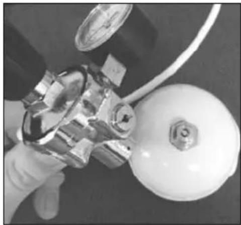 Billi B-5000 Sparkling - Installing the CO_2 cylinder - 1
