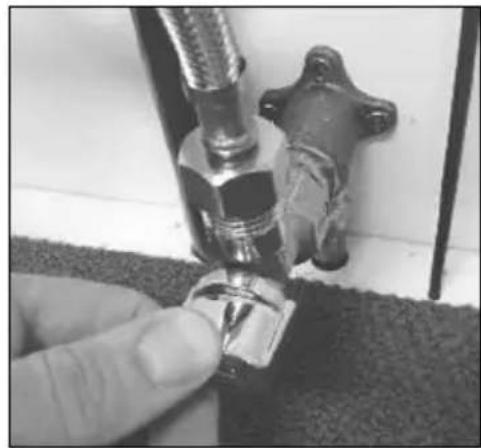 Billi B-5000 Sparkling - Removing the CO_2 cylinder - 1
