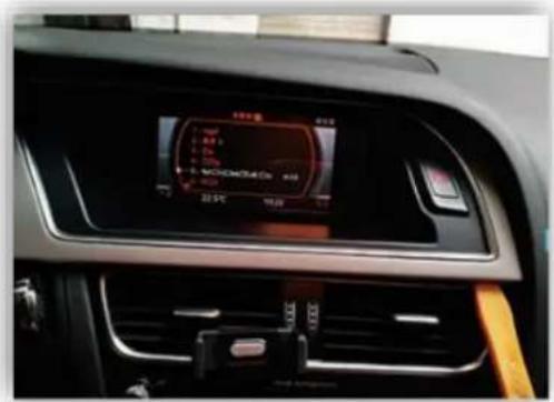 Car dashboard display showing speedometer and temperature reading with Chinese interface labels