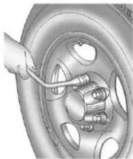 CHEVROLET Silverado Hybrid (2012) - RemovingtheFlatTireand InstallingtheSpareTire - 2