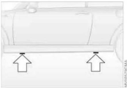 Diagram of a car's side panel with two arrows pointing to the front panel (no text or symbols present)
