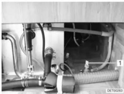 Dethleffs Motorhome Premium Class (2010) - Filling/emptying the boiler - 1