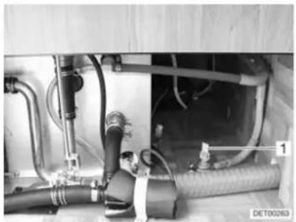 Dethleffs Motorhome Premium Class (2010) - Filling the water system - 4