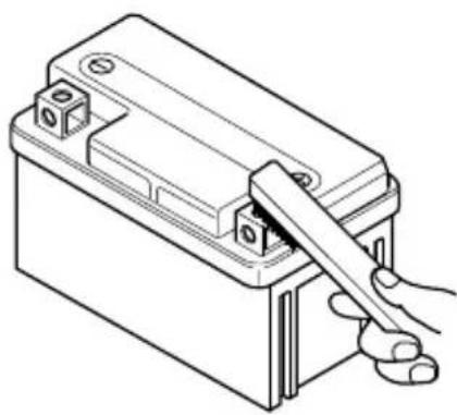 HYOSUNG Aquila Classic GV700C - CHECK AND CLEAN OF BATTERY TERMINAL - 1