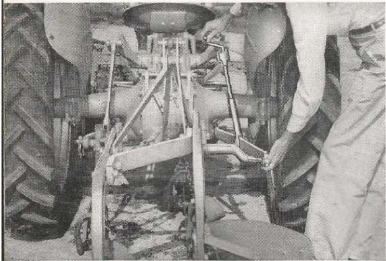 Ferguson TO-30 - ATTACHING AN IMPLEMENT - 2