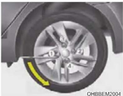 HYUNDAI HB20 (2012) - Substituição de um pneu - 1