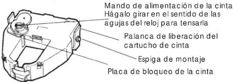 Mando de alimentación de la cinta Hágalo girar en el sentido de las agujas del reloj para tensarla Palanca de liberación del cartucho de cinta Espiga de montaje Placa de bloqueo de la cinta