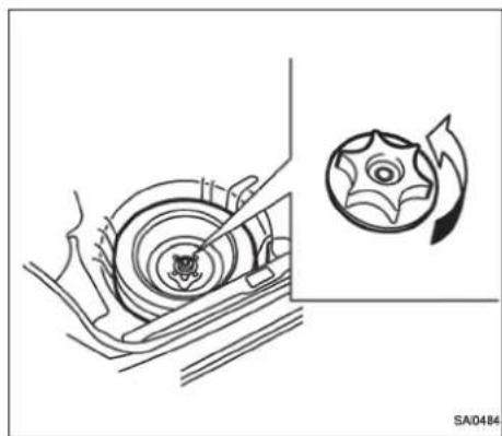 NISSAN Livina (2013) - Obtendo acesso ao pneu reserva e às ferramentas (Veículos com duas fileiras de bancos) - 3