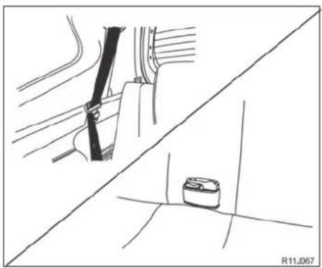 NISSAN Livina (2013) - Rebatimento do encosto da terceira fileira em veículo com três fileiras de bancos (se equipado) - 1