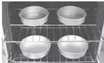 FRIGIDAIRE FFGF3021LB - Horneado de tortas de capas con 1 o 2 parrillas del horno - 1