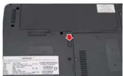 Laptop screen with visible drive and warning label, showing Chinese text and a red arrow pointing to a component.