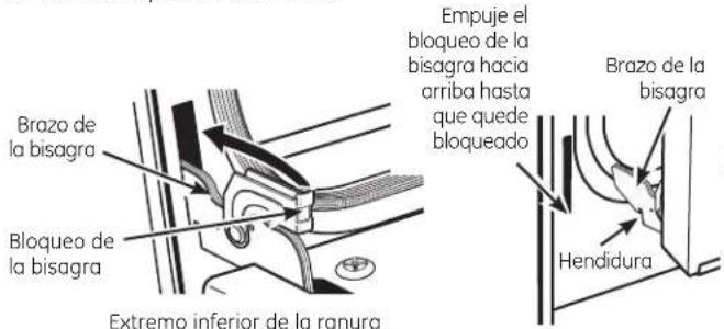 Brazo de la bisagra Bloqueo de la bisagra Extremo inferior de la ranura Empuje el bloqueo de la bisagra hacia arriba hasta que quede bloqueado Brazo de la bisagra Hendidura
