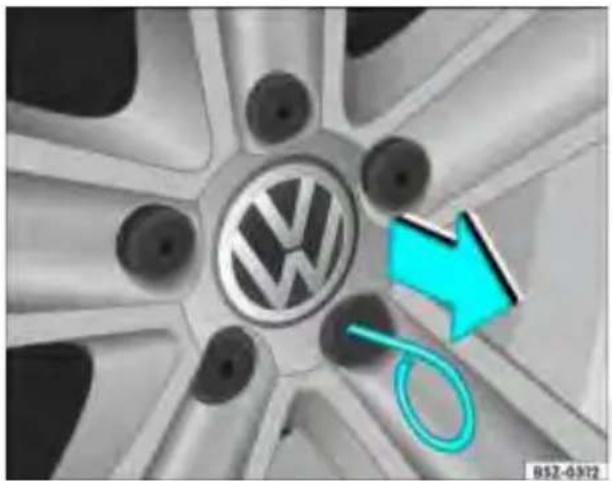 VOLKSWAGEN SpaceFox (2014) - Retirar os protetores dos parafusos das rodas - 1