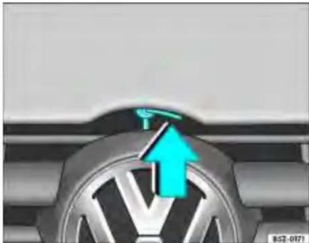 VOLKSWAGEN SpaceFox (2014) - Abrir a tampa do compartimento do motor - 1