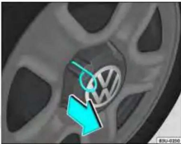 VOLKSWAGEN SpaceFox (2014) - Instalar a calota central - 1