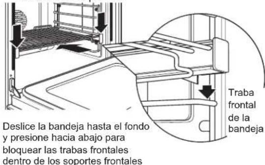 Deslice la bandeja hasta el fondo y presione hacia abajo para bloquear las trabas frontales dentro de los soportes frontales Traba frontal de la bandeja