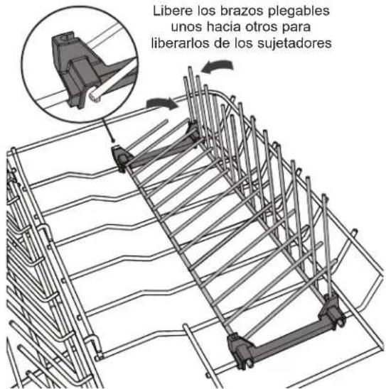 Libere los brazos plegables unos hacia otros para liberarlos de los sujetadores