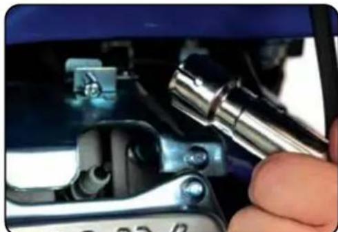 DuroStar DS13000DX - Install spark plug - 1