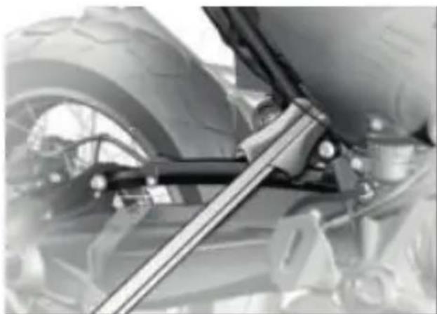 BMW R 12 G/S (2024) - Sõiduki küljele kaldumine alusele tõstmisel - 2