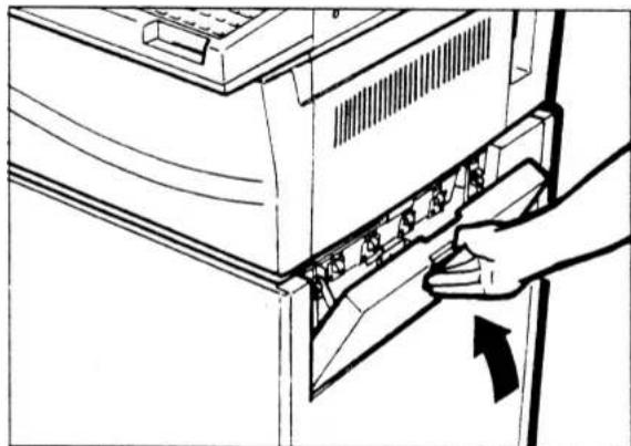 TOSHIBA TF561 - DE ONDERSTE PAPIERGELEIDER IS OPEN - 1