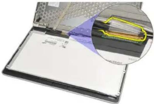 DELL Latitude E6220 - Näyttöpaneelin irrottaminen - 4