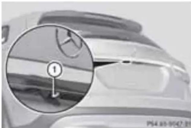 Mercedes-Benz GLA-Class (2014) - パーキングアシストリアビューカメラの清掃 - 1