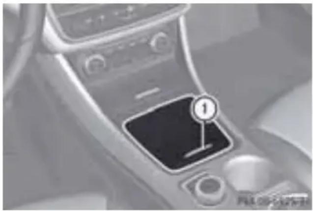 Mercedes-Benz GLA-Class (2014) - センターコンソール内の小物入れ - 2