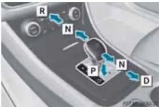 Mercedes-Benz GLA-Class (2014) - にドライブポジション D に入れる - 1