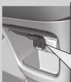 「USB 接続」の場合 USB/HDMI® ジャック(車側) Android 端末 / iPhone USB 接続コード USB 接続コード 「USB と HDMI 接続」の場合 USB/HDMI® ジャック(車側) Android 端末 HDMI® コード