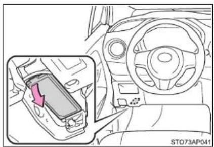 TOYOTA Yaris GRMN (2017) - Kontrola a výmena poistiek - 4