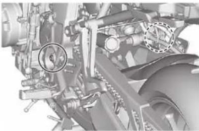 YAMAHA TRACER 9 (2023) - Podmazivanje osovine oscilirajuće vilice - 1