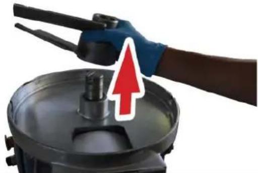 ADE Bully1000-240618 - Removing the squeegee - 2