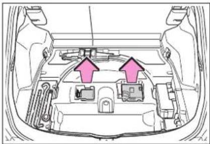 TOYOTA RAV4 Plug-in Hybrid (2020) - Vybratie sady pre núdzovú opravu pneumatiky - 1