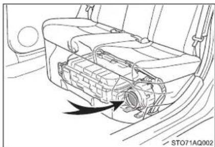 TOYOTA Yaris Hybrid (2018) - Spôsob čistenia filtra vetracieho otvoru prívodu vzduchu - 1