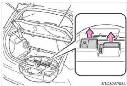 TOYOTA Yaris Hybrid (2019) - Vybratie sady pre núdzovú opravu pneumatiky - 2