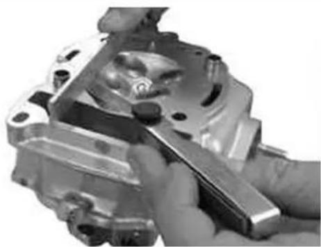 VESPA GT 125 (2003) - InspectingBtheBcylinderBhead - 1