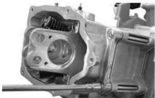 VESPA GT 125 (2003) - LUBRICATEBWITHBGREASEBTHEBTRAVELBEND RINGBTOBPREVENTBACCIDENTALBLEAKSBWITH CONSEQUENTBDROPPINGBINTOBTHEBENGINE. - 4