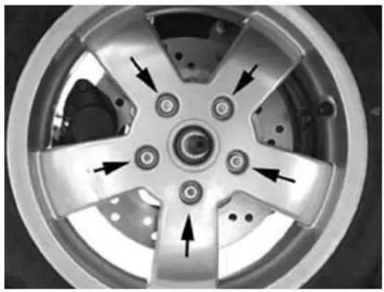 VESPA GT 125 (2003) - Removing the rear wheel - 1