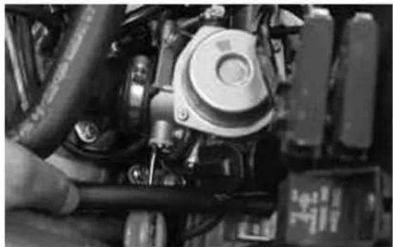 VESPA GT 200 (2003) - Adjusting the idle - 1