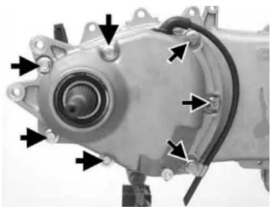VESPA GT 200 (2003) - Removing the hub cover - 1