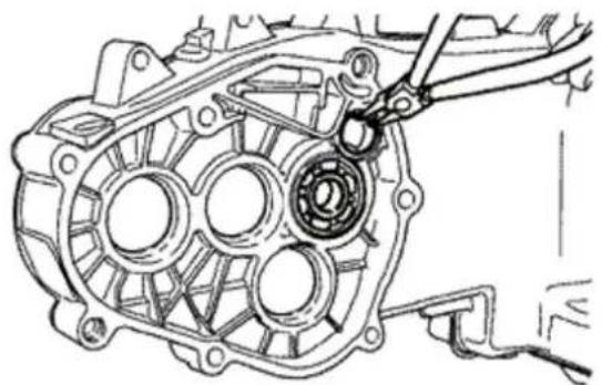 VESPA GT 200 (2003) - Removing the driven pulley shaft bearing - 1