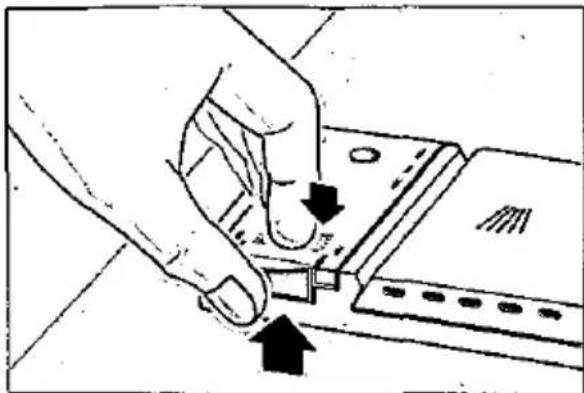 Kéz lenyom egy mechanikus alkatrészt, nyilak jelzik az erő irányát (szöveg vagy szimbólumok nélkül)