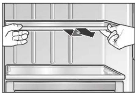 Illusztráció: kezek fém polcot tartanak, nyíl jelzi a mozgás irányát (nincs szöveg vagy szimbólum)