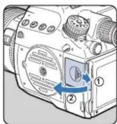 RICOH 645Z - カードカバーを ①の方向にスライド - 1